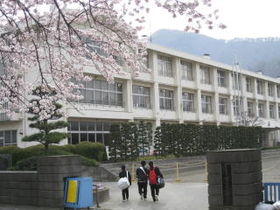 富士吉田市立富士見台中学校